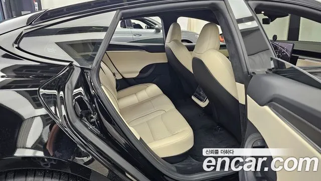Tesla Model S — Фото автомобиля 12