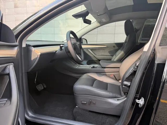 Tesla Model Y — Фото автомобиля 8