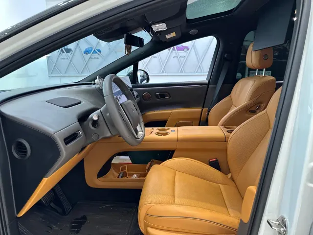 Li Auto i8 — Фото автомобиля 5