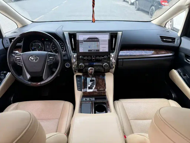Toyota Alphard — Фото автомобиля 4