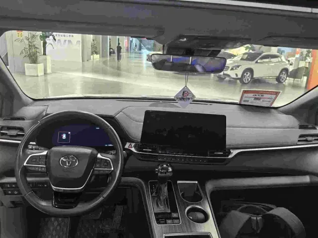 Toyota Sienna — Фото автомобиля 9