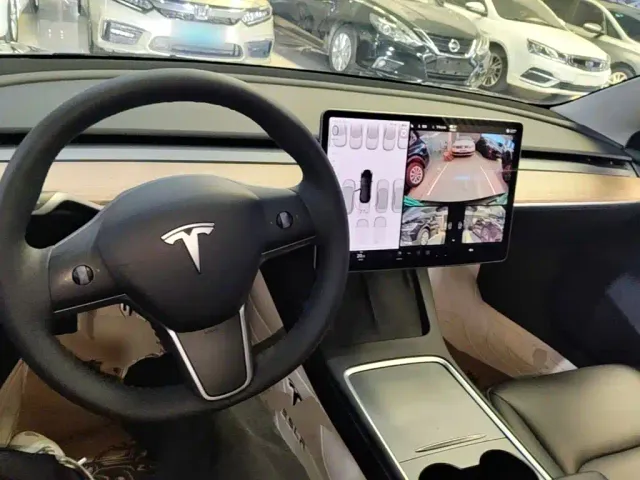 Tesla Model 3 — Фото автомобиля 9