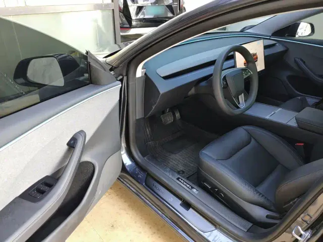 Tesla Model 3 — Фото автомобиля 15