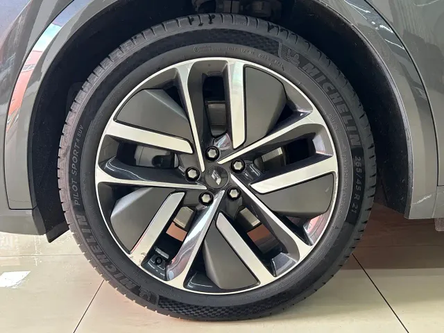 Li Auto L9 — Фото автомобиля 14