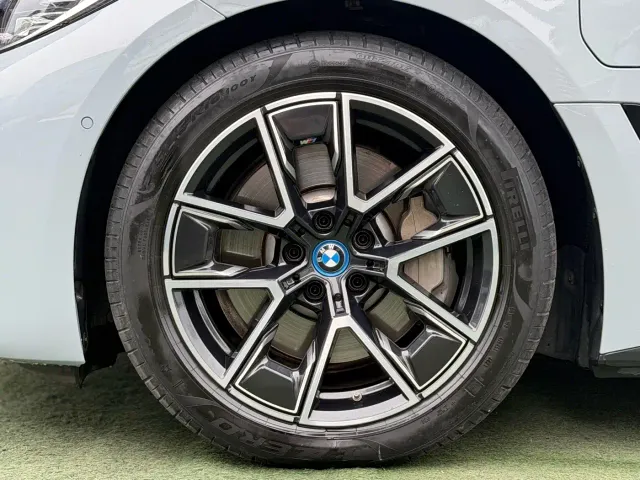 BMW i4 — Фото автомобиля 18