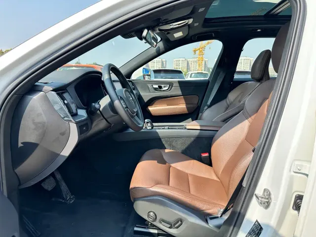 Volvo XC60 — Фото автомобиля 8