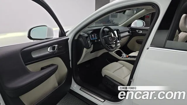 Вольво XC40 B4 Ultra Bright — Фото автомобиля 10