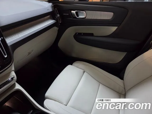 Вольво XC40 — Фото автомобиля 12