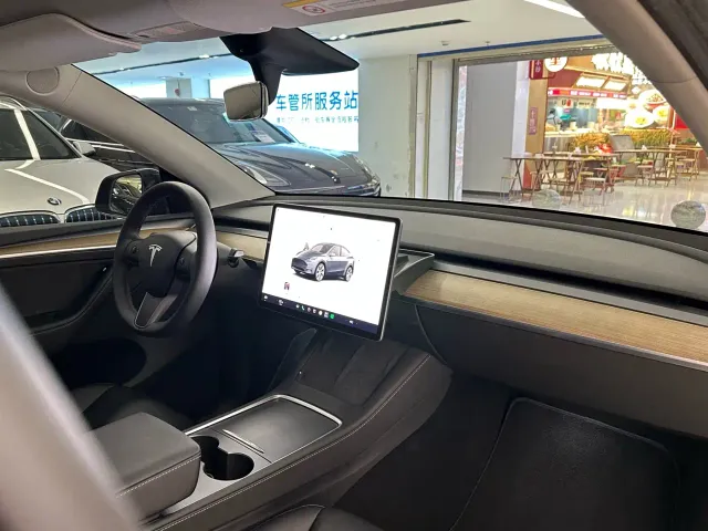 Tesla Model Y — Фото автомобиля 12