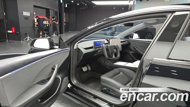 Tesla Model 3 — Фото автомобиля 10