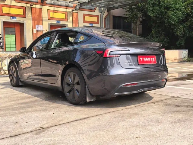 Tesla Model 3 — Фото автомобиля 17