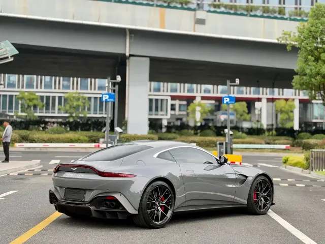 Aston Martin V8 Vantage — Фото автомобиля 7