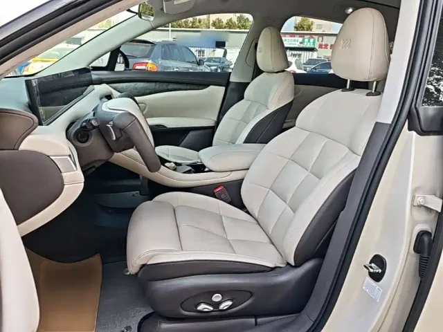 IM Motors LS6 — Фото автомобиля 14