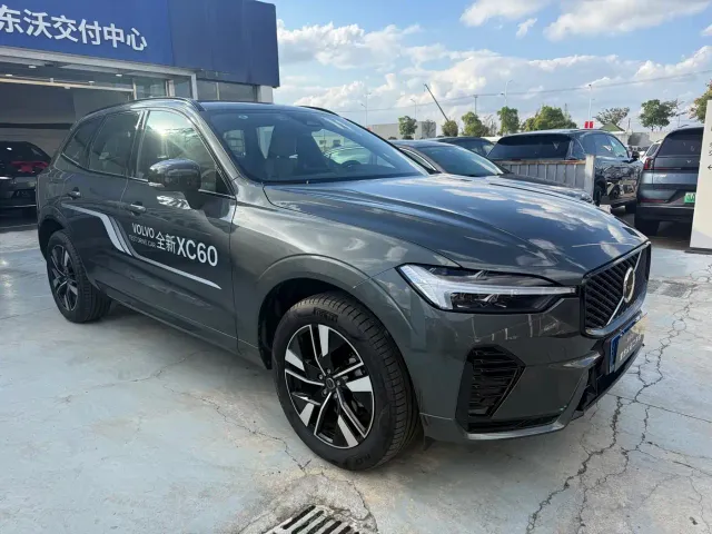 Volvo XC60 — Фото автомобиля 2