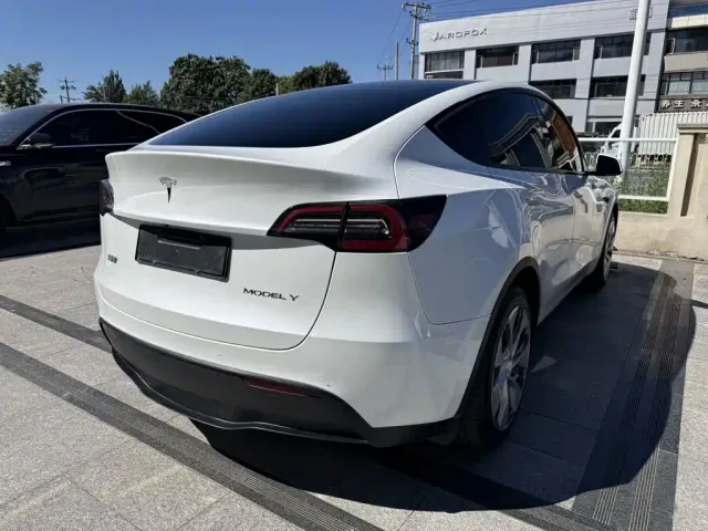 Tesla Model Y — Фото автомобиля 7