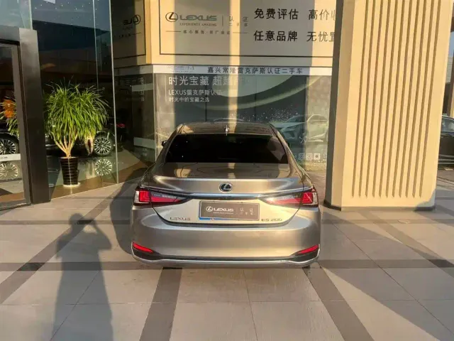 Lexus ES — Фото автомобиля 3