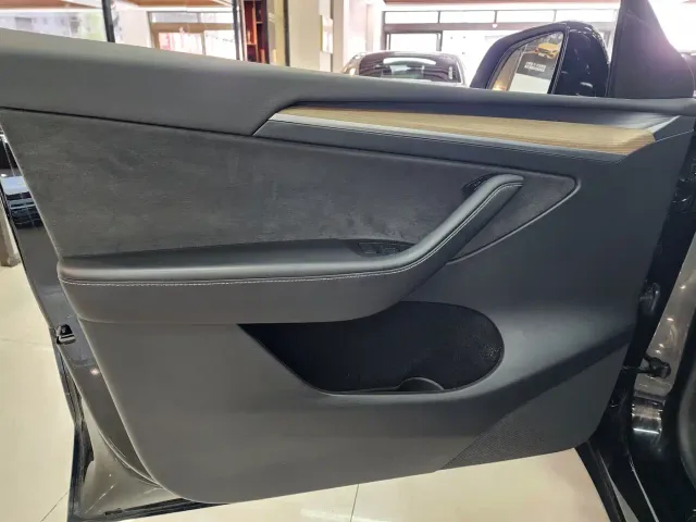 Tesla Model Y — Фото автомобиля 8