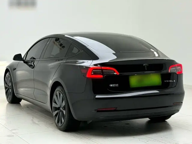 Tesla Model 3 — Фото автомобиля 5