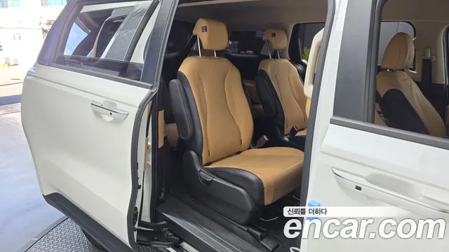 Kia Carnival Generation 4 — Фото автомобиля 12