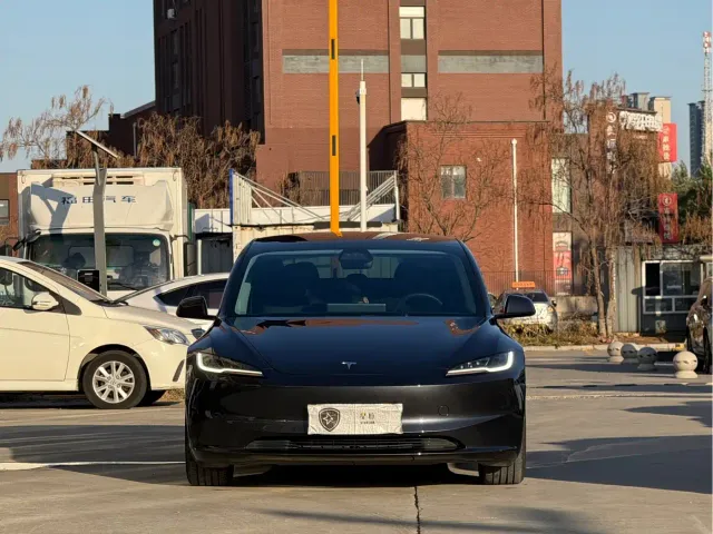 Tesla Model 3 — Фото автомобиля 2