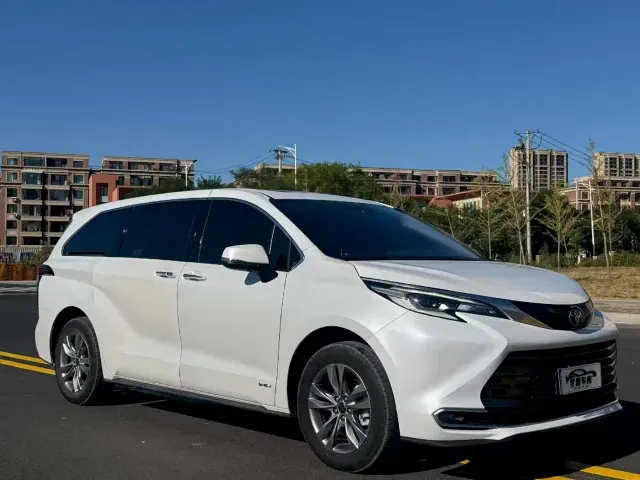 Toyota Sienna — Фото автомобиля 3