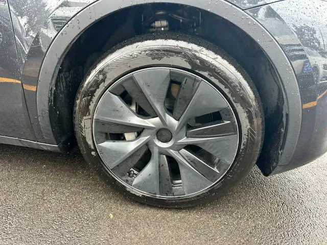 Tesla Model Y — Фото автомобиля 12