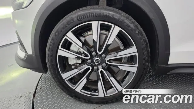 Вольво V60 V60 Cross Country 2 поколение B5 Ultimate AWD — Фото автомобиля 3
