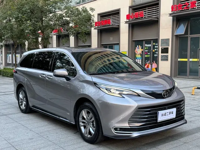 Toyota Sienna — Фото автомобиля 3