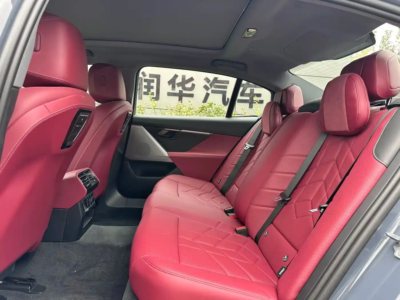 BMW BMW i5 2024 eDrive 35L Luxury Package — Фото автомобиля 8