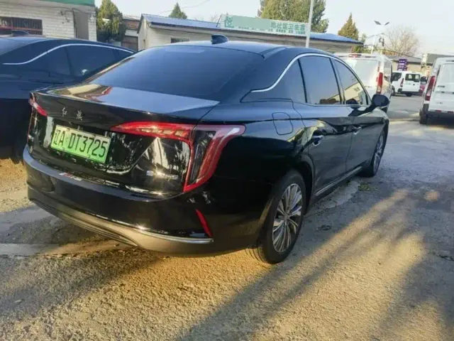 Hongqi E-QM5 — Фото автомобиля 5