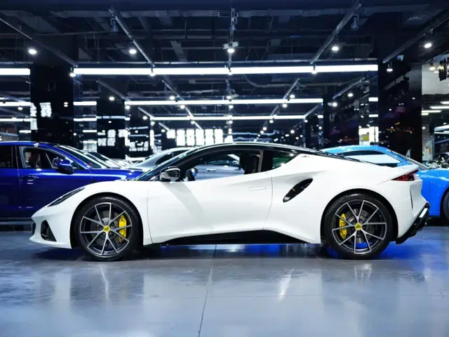 Lotus Emira — Фото автомобиля 4