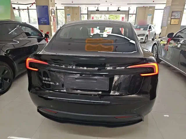 Tesla Model 3 — Фото автомобиля 3