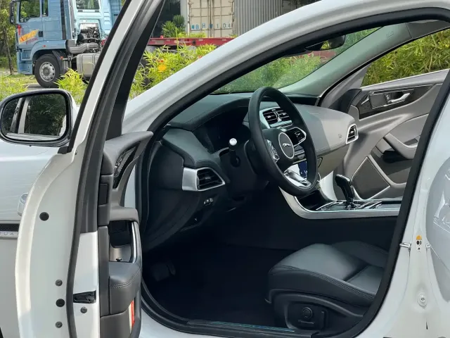 Jaguar XEL — Фото автомобиля 6