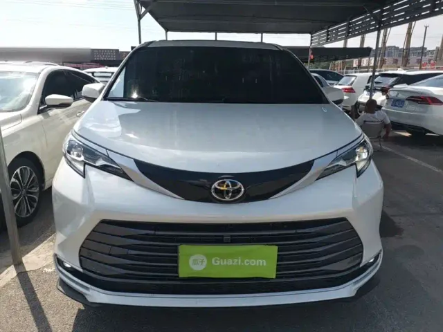 Toyota Sienna — Фото автомобиля 2