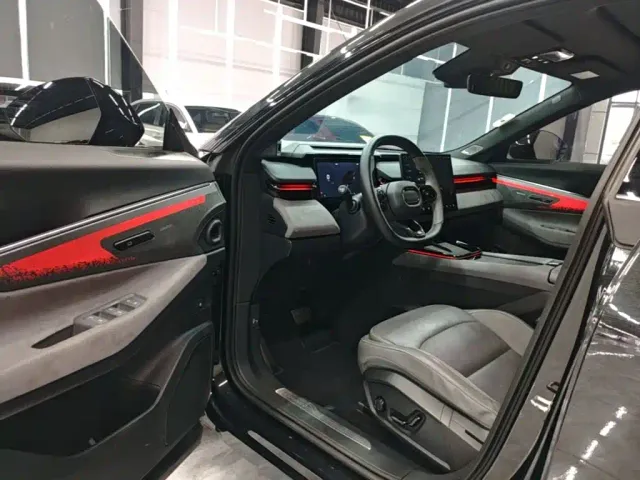 Lynk & Co Lynk & Co 08 EM-P 2023 220km 4WD Performance Halo — Фото автомобиля 15