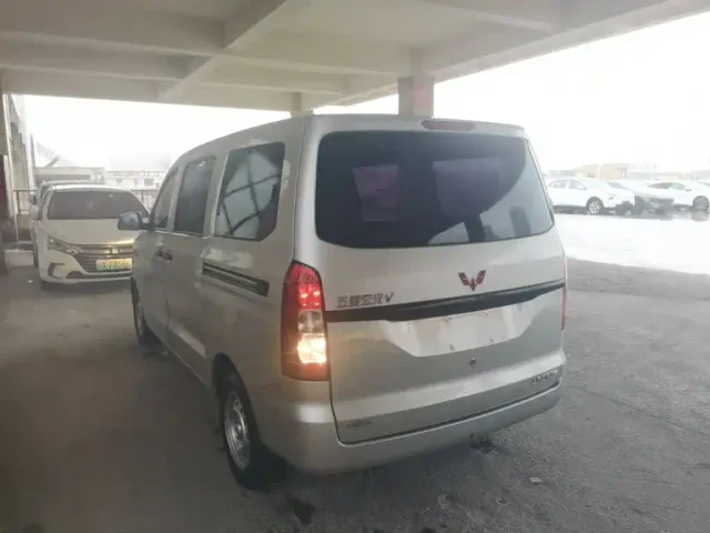 Wuling Hongguang V — Фото автомобиля 4