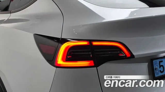 Tesla Model Y — Фото автомобиля 8