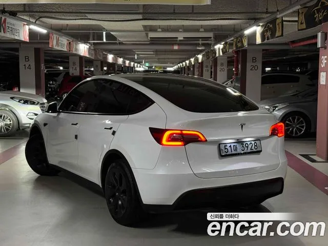 Tesla Model Y — Фото автомобиля 2