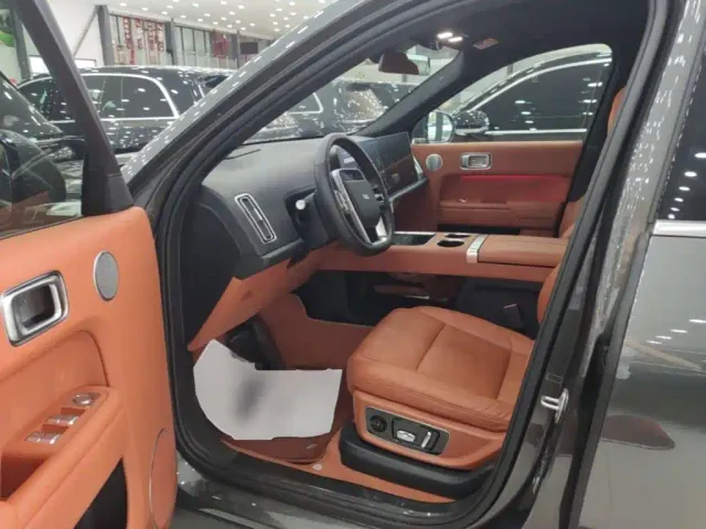 Li Auto L8 — Фото автомобиля 15
