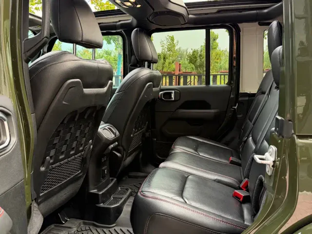 Jeep Wrangler — Фото автомобиля 12