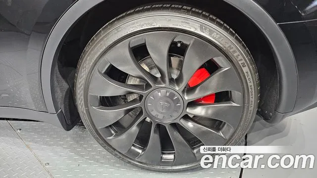 Tesla Model Y — Фото автомобиля 6