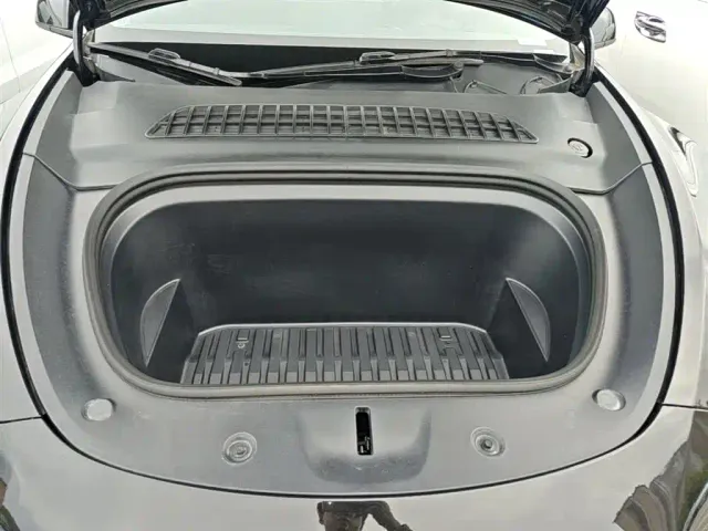 Tesla Model Y — Фото автомобиля 19