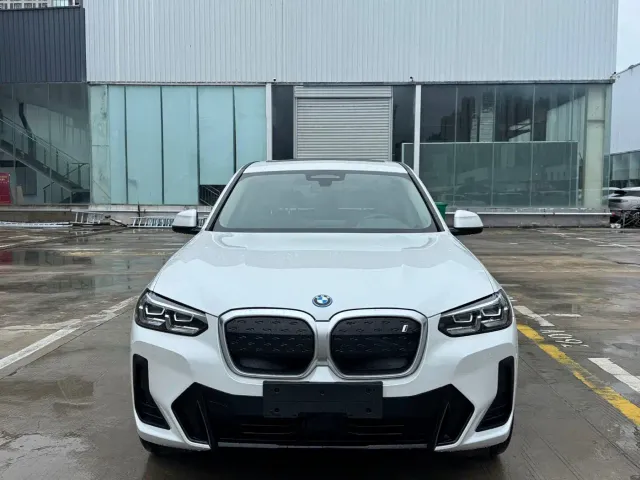 BMW iX3 — Фото автомобиля 2