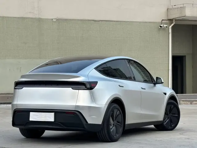 Tesla Model Y — Фото автомобиля 10