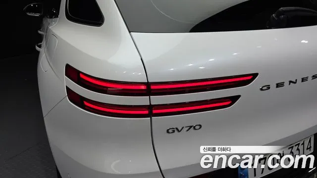 Genesis GV70 — Фото автомобиля 8