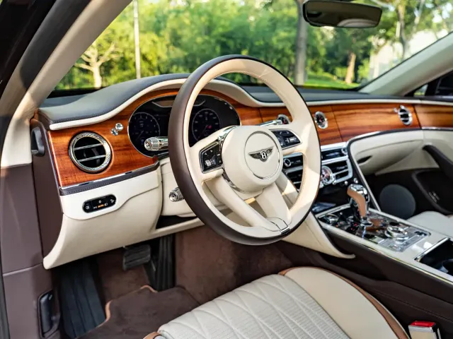 Bentley Flying Spur — Фото автомобиля 4