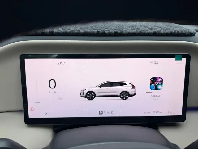 Volvo XC70 Plug-in Hybrid — Фото автомобиля 11