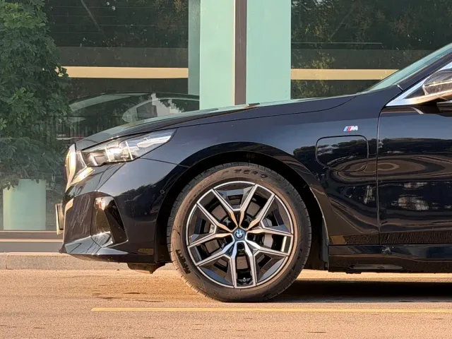 BMW i5 — Фото автомобиля 4