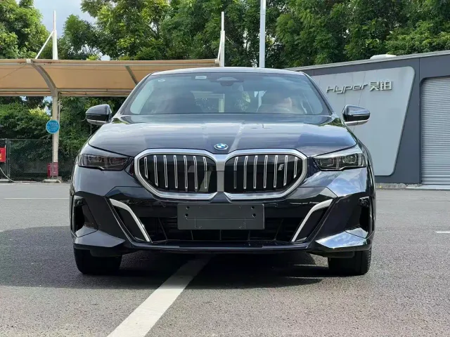 BMW i5 — Фото автомобиля 2