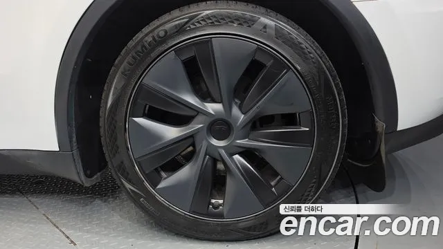 Tesla Model Y — Фото автомобиля 6